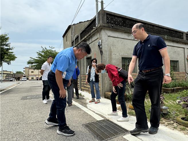 金寧乡长杨忠俊(左前)今日也率乡公所团队与乡代会代表们前往四埔社区活动中心，勘查淹水原因并关心供餐情形。（于家麒摄）