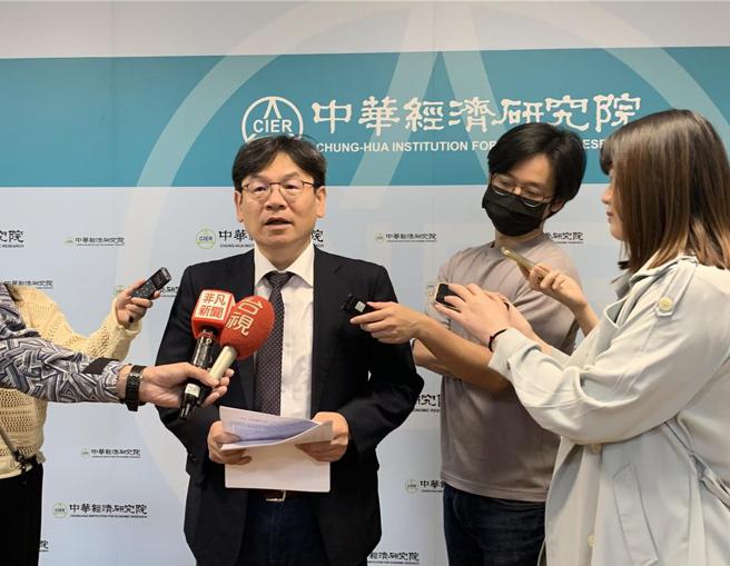 中華經濟研究院長葉俊顯指出，今年景氣將乘風破浪，4月PMI上升反映要揚帆啟航。圖／陳碧芬