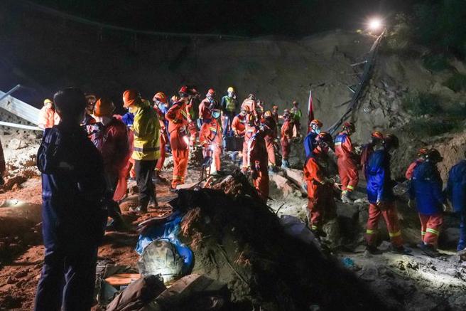 廣東梅大高速公路坍塌事故已造成48人死亡、30人受傷，省委書記與省長向事故地點三鞠躬致哀。圖為深夜救援現場。（圖／新華社）