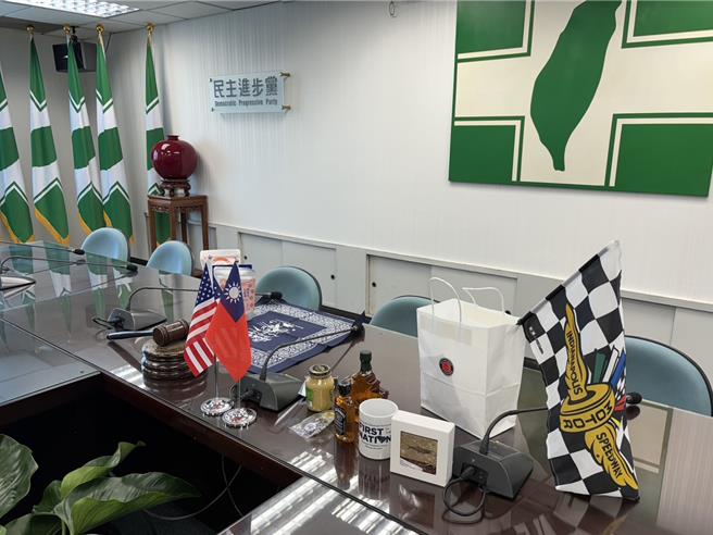 美国访团回赠各州代表性物产与纪念品。民进党提供