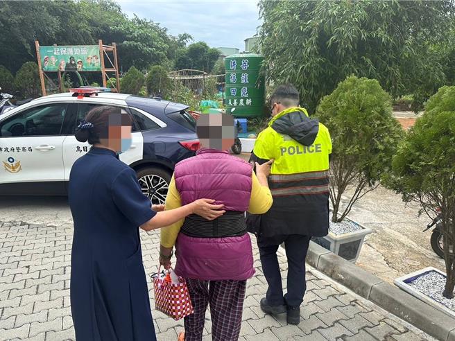 台中75歲廖姓老婦日前到住家附近診所復健後返家，途中不慎迷失方向，幸警方獲報到場，一查詢車牌號碼立刻找到老婦住家地址，一路護送老婦平安返家。（烏日警分局提供／潘虹恩台中傳真）