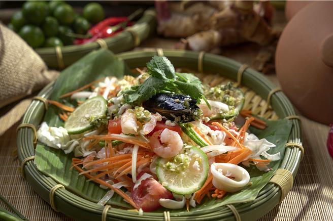 海鲜沙拉」严选小卷、虾仁及淡菜，将在Sunny Buffet品尝到。（云朗观光集提供）