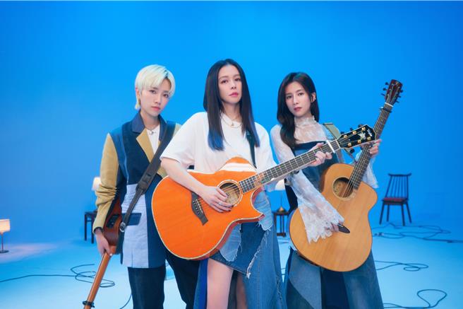 徐若瑄（中）邀美声师妹团「晨悠」合唱新歌。（索尼音乐提供）