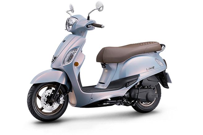 KYMCO LiKE 125外觀有著經典義式的復古造型，720mm的超長座墊適合親子乘坐。（KYMCO提供）