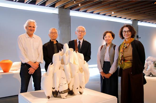 来自日本的佐藤雅之 （Masayuki Sato）《贝壳鸟巢 22-05（喧闹与繁华）》获得青睐，成为本次「臺湾国际陶艺双年展」竞赛首奖的得主。（陈慰慈摄）