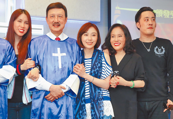 余天（左2）回应余苑绮（左）尪事件。（图／中时资料照）