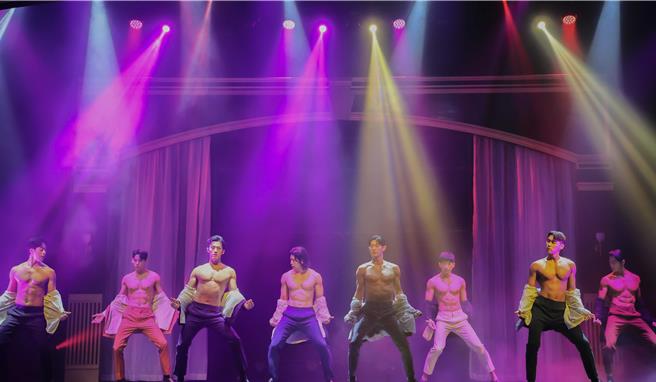 10位猛男在台上大秀壯碩身材。（寬宏藝術提供）