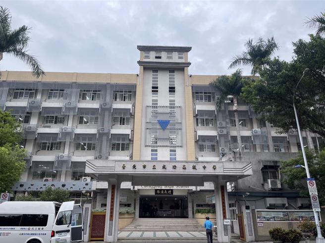 北市成功高中上月底毕业考后，高三学生丢书庆贺即将毕业，却传出有高二学弟藉机偷放烟火事件。(图／本报资料照)