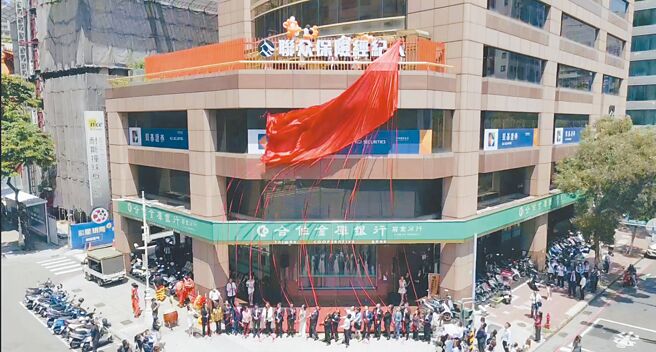 联众保险经纪人4月30日盛大开幕，由董事长王俊森率领菁英团队于高雄总公司举行隆重的开幕酒会。图／联众保险经纪人提供