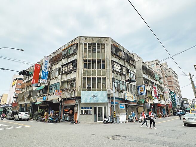 苗栗县竹南镇合作大楼，是3栋屋龄将近50年的老社区，经县府辅导协助，该大楼4月获核准成为都市更新实施者，也是县内屋龄45年以上社区推动自主都更首例。（苗栗县政府提供／李京升苗栗传真）