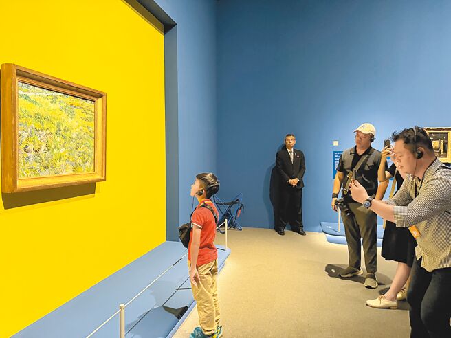 《從拉斐爾到梵谷：英國國家藝廊珍藏展》5月2日起展至9月1日，52幅大師真跡1日預覽會亮相，圖中作品為梵谷的「長草地與蝴蝶」，吸引民眾目光。（曹婷婷攝）