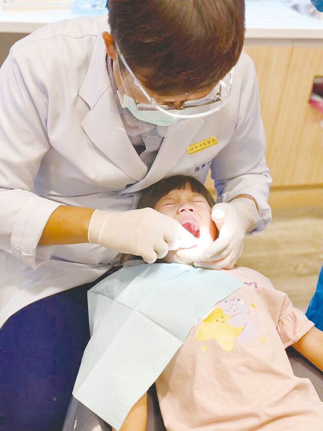 传统矫正方式主要是将矫正器黏在牙齿的外侧，如今已有新型的矫正方式，将矫正装置安装在牙齿内侧，不仅能兼顾美观，也能达到矫正成果。图为小朋友接受牙齿检查。（郑郁蓁摄）