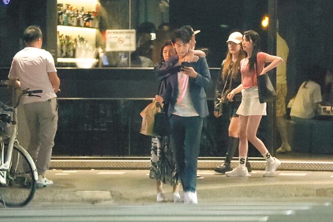 米可白慶生後不勝酒力，背後環抱男友孫綻。（時報周刊CTWANT提供）（飲酒過量有害健康）