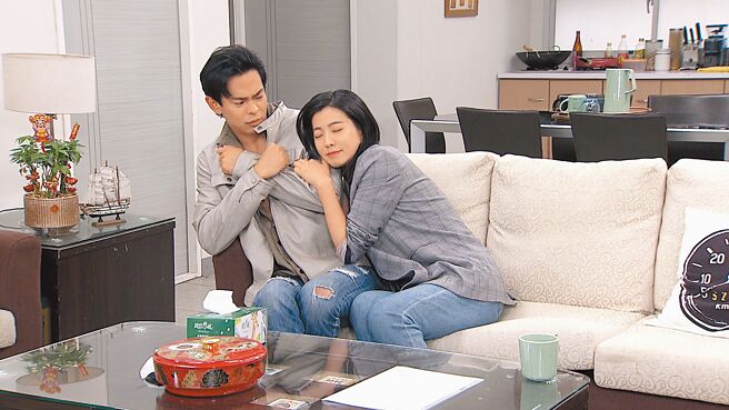 米可白（右）、孫綻因合作《追分成功》日久生情。（台視提供）