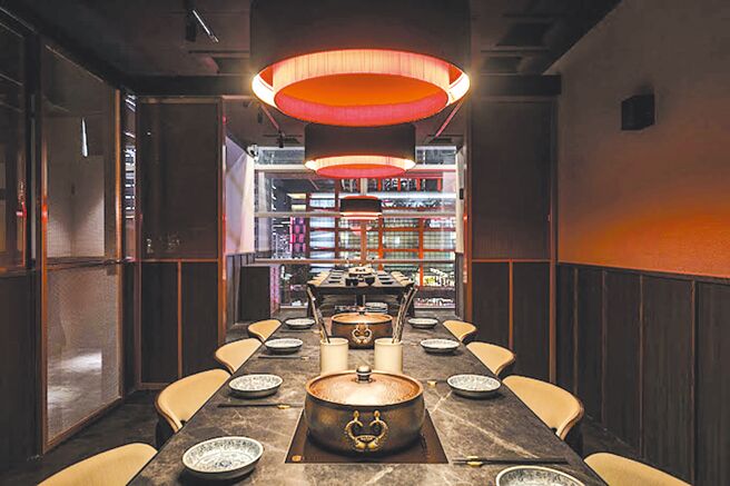 新光三越台北信义新天地A9黑武士特色老火锅，扣点订位加赠滷味拼盘乙份。（新光三越提供）