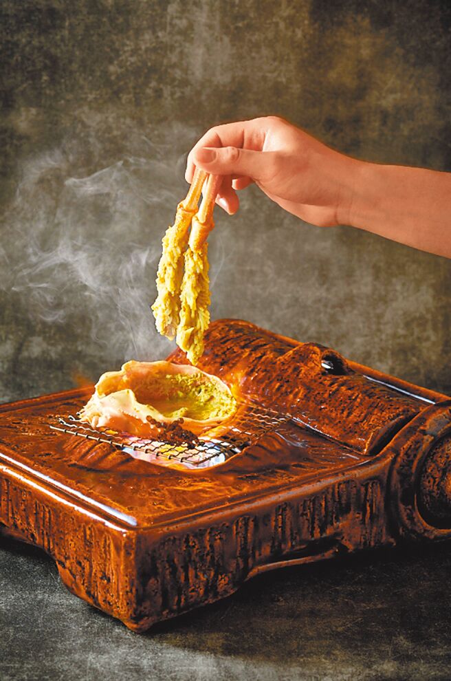 板桥大远百母亲节餐厅订位已至9成满，其中以高单价的初鱼日式料理等尤为抢手。（远百提供）