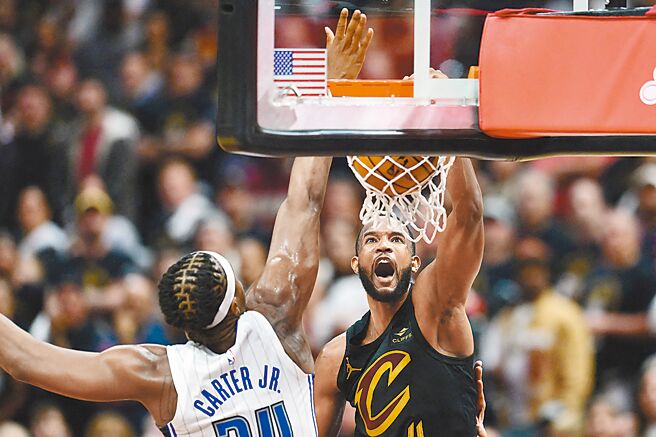 騎士長人莫布利（右）在終場前5秒搧了魔術前鋒法蘭茲華格納一記麻辣火鍋。（路透）