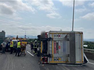 台66大溪段超车不慎 害大货车翻覆！酿6车连环撞