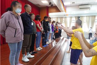 苗栗少年觀護所辦母親節懇親 少年製作傳統擂茶向家長奉茶