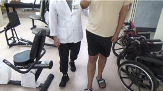男子昏迷3個月下肢萎縮癱瘓 磁波治療加復健重新站起來