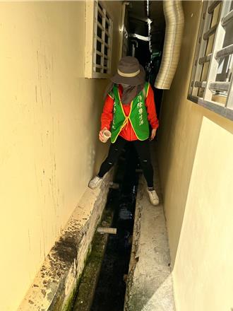 南市安南區雨後誘卵桶指數竄高 全區雙溝投藥防治登革熱