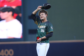 中職》被戰力外後成龍隊奪冠功臣 王躍霖獲頒冠軍戒