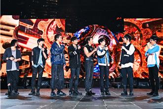 五月天揪Energy合體Toro竟缺席 阿信狂秀「唱跳團魂」全場嗨翻