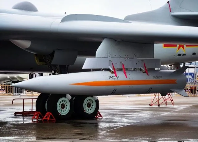 去年在珠海航展上露面的鷹擊-21是以2PZD-21為型號，彈體比最近露臉的轟-6N掛載的略短。（圖／騰訊網）