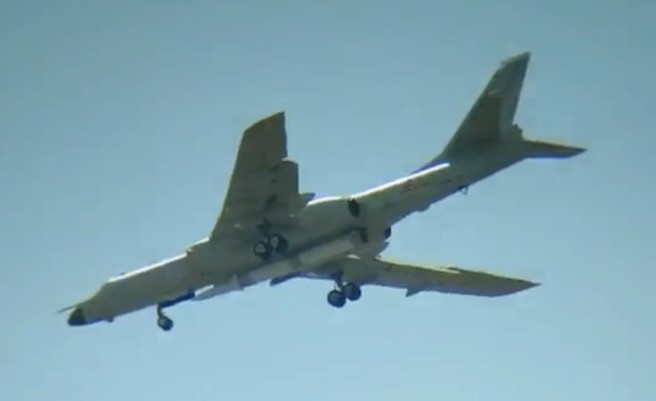 中共官方曾公布一段轟-6N搭載鷹擊-21進行測試的畫面，並說明是轟-6N掛彈彈導彈前往南海進行戰鬥巡航。（圖／騰訊網）