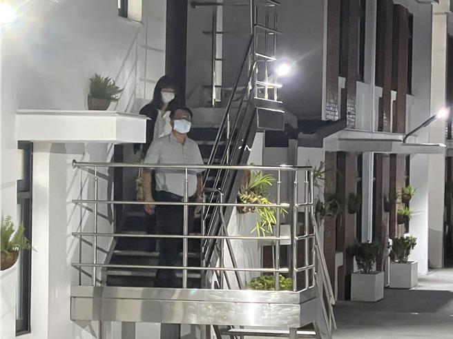 刑事局警政監林明佐，因涉嫌洩密遭廉政署帶回中調組漏夜偵訊，廉署人員不斷來回穿梭。（王煌忠攝）