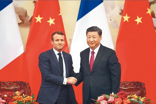 中国国家主席习近平与法国总统马克宏2019年11月在北京会面合影。（中新社）