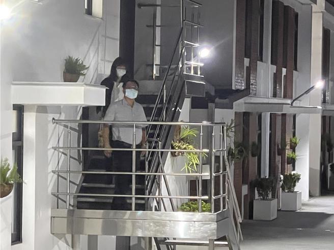 刑事局警政监林明佐，因涉嫌泄密遭廉政署带回中调组漏夜侦讯，廉署人员不断来回穿梭。（图 / 王煌忠摄）