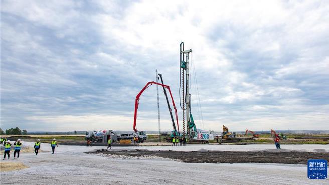 习近平到访前夕陆企承建塞尔维亚足球场奠基仪式，武契奇感谢中国。（新华社）