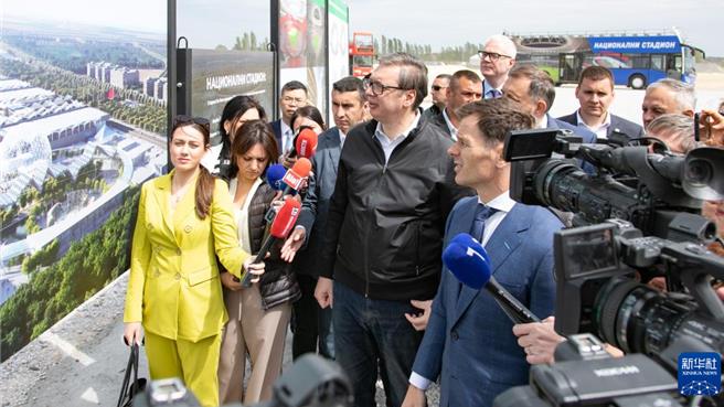 习近平到访前夕陆企承建塞尔维亚足球场奠基仪式，塞尔维亚总统武契奇（中）感谢中国。（新华社）