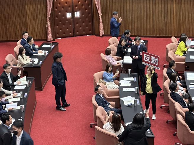 沈伯洋提赴陸管制修嚴，藍白表決封殺退回程委會。（楊亞璇攝）
