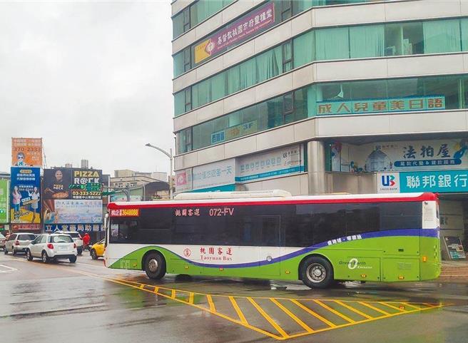 桃園客運宣布，「幸福社區站」因太過靠近路口，加上附近違停過多，導致車輛無法緊靠車站，衍生乘客上下車安全之虞，8月1日起將取消該站，共9路線受影響。（示意圖／本報資料照）