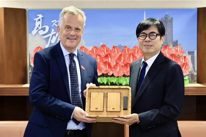 英國在台辦事處代表鄧元翰（John Dennis）2日再訪高雄，並拜會市長陳其邁，雙方就國際情勢、淨零轉型、教育以及文化等議題相互交流。（高市府行國處提供／洪浩軒高雄傳真）