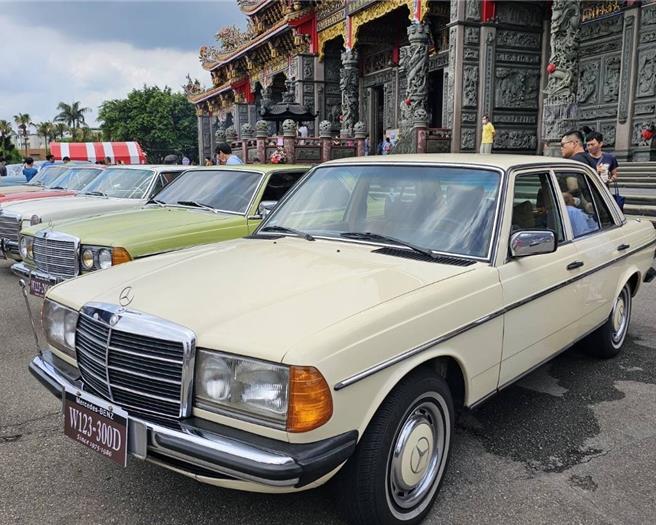 竹林山觀音寺也特別於廟前廣場安排古董車展示。（林口區公所提供資料照）