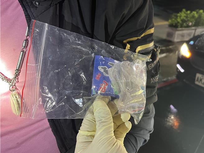 员警附带搜索于林嫌外套查扣毒品。（淡水警分局提供／张铠乙新北传真）