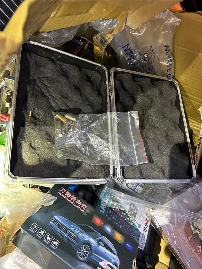 员警搜索于林嫌车辆起出子弹。（淡水警分局提供／张铠乙新北传真）