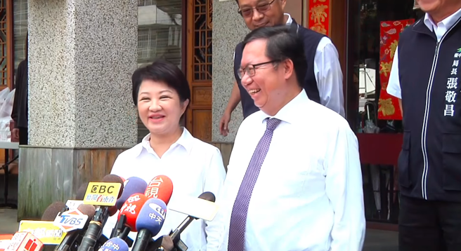 卢秀燕、郑文灿相约吃火锅。（取自直播）