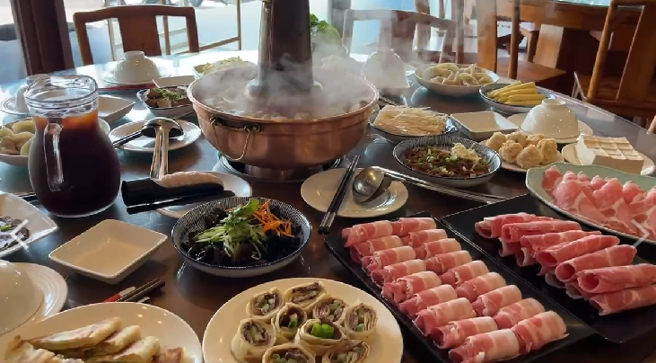 卢秀燕、郑文灿吃火锅菜色曝光。（台中市府提供）