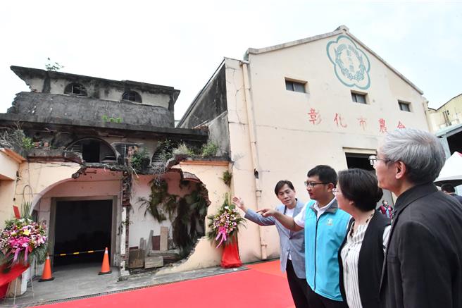 彰化县定古蹟彰化市太子楼农业仓库在断垣残壁中展开新旧共融修復工程，3日举办开工典礼。（彰化县政府提供／孙英哲彰化传真）