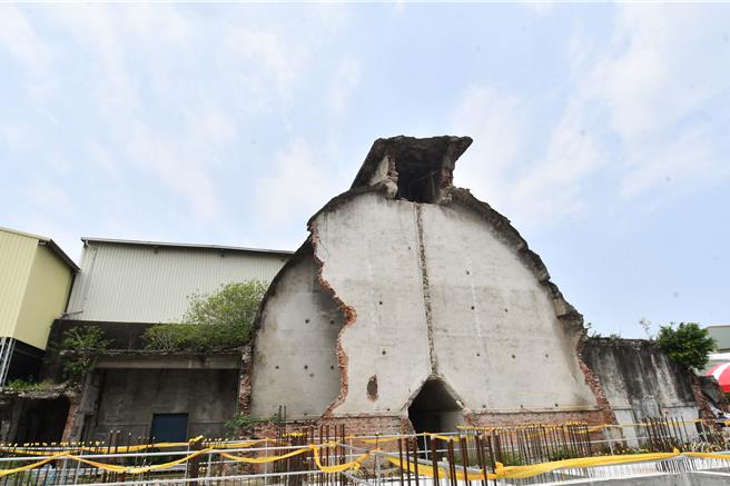 彰化县定古蹟彰化市太子楼农业仓库在断垣残壁中展开新旧共融修復工程，3日举办开工典礼。（彰化县政府提供／孙英哲彰化传真）