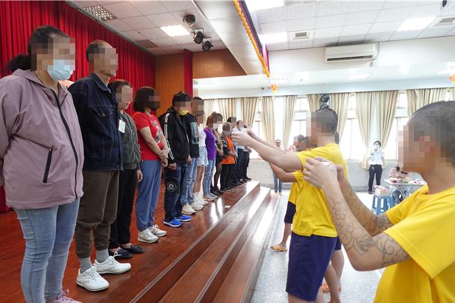 法務部矯正署苗栗少年觀護所於5月2日盛大舉辦收容少年母親節面對面懇親活動。（苗栗看守所提供／謝明俊苗栗傳真）