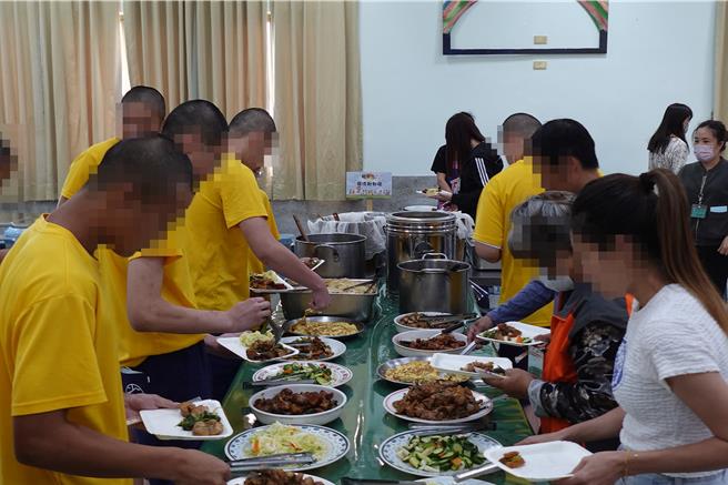 法務部矯正署苗栗少年觀護所於5月2日盛大舉辦收容少年母親節面對面懇親活動。（苗栗看守所提供／謝明俊苗栗傳真）