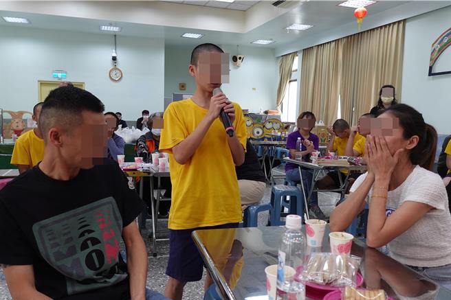 法務部矯正署苗栗少年觀護所於5月2日盛大舉辦收容少年母親節面對面懇親活動。（苗栗看守所提供／謝明俊苗栗傳真）