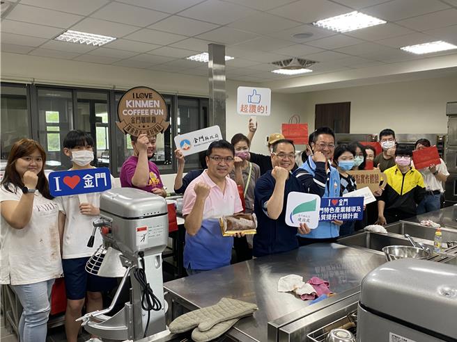 金門咖啡節邀請到「世界金廚冠軍」許燕斌（前排左二）親臨指導教學，與地區業者一同探索甜點世界的奇妙，帶領大家做出世界級的知名甜品。（圖／金門縣政府建設處）
