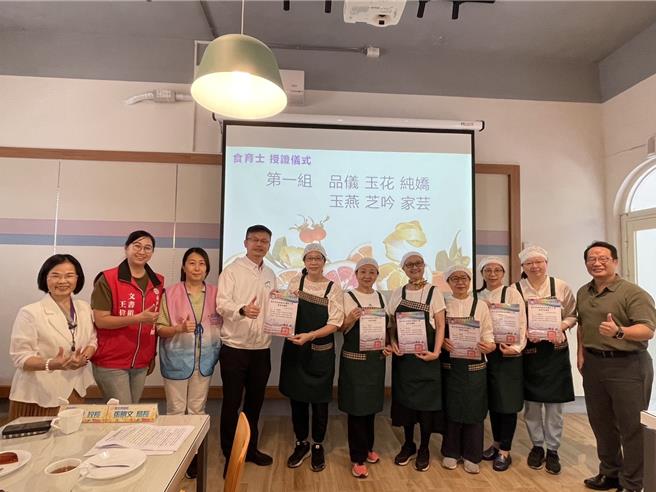 新北市教育局长张明文为食育士授证。（高钧麟摄）