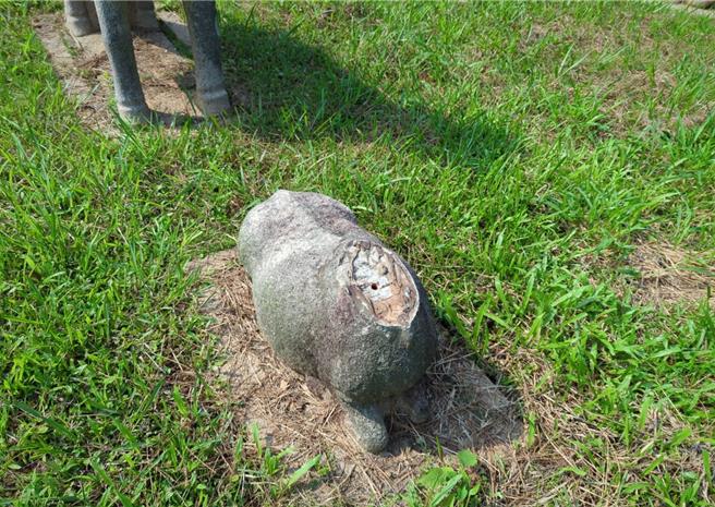 國定古蹟鄭用錫墓前石像生羊首竟遭破壞、竊取，新竹市文化局立即通報文化部、鄭氏族人並報案處理。（新竹市政府提供／王惠慧新竹傳真）